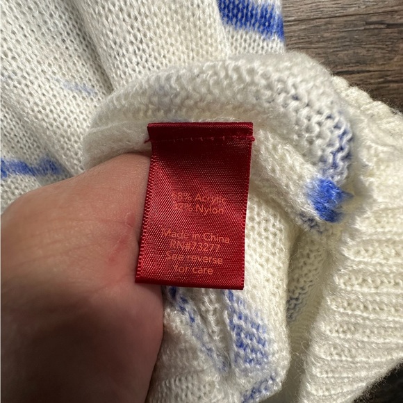 Jennifer Lopez White and Blue V-Neck Sweater with Artistic Stripes - Picture 3 of 7